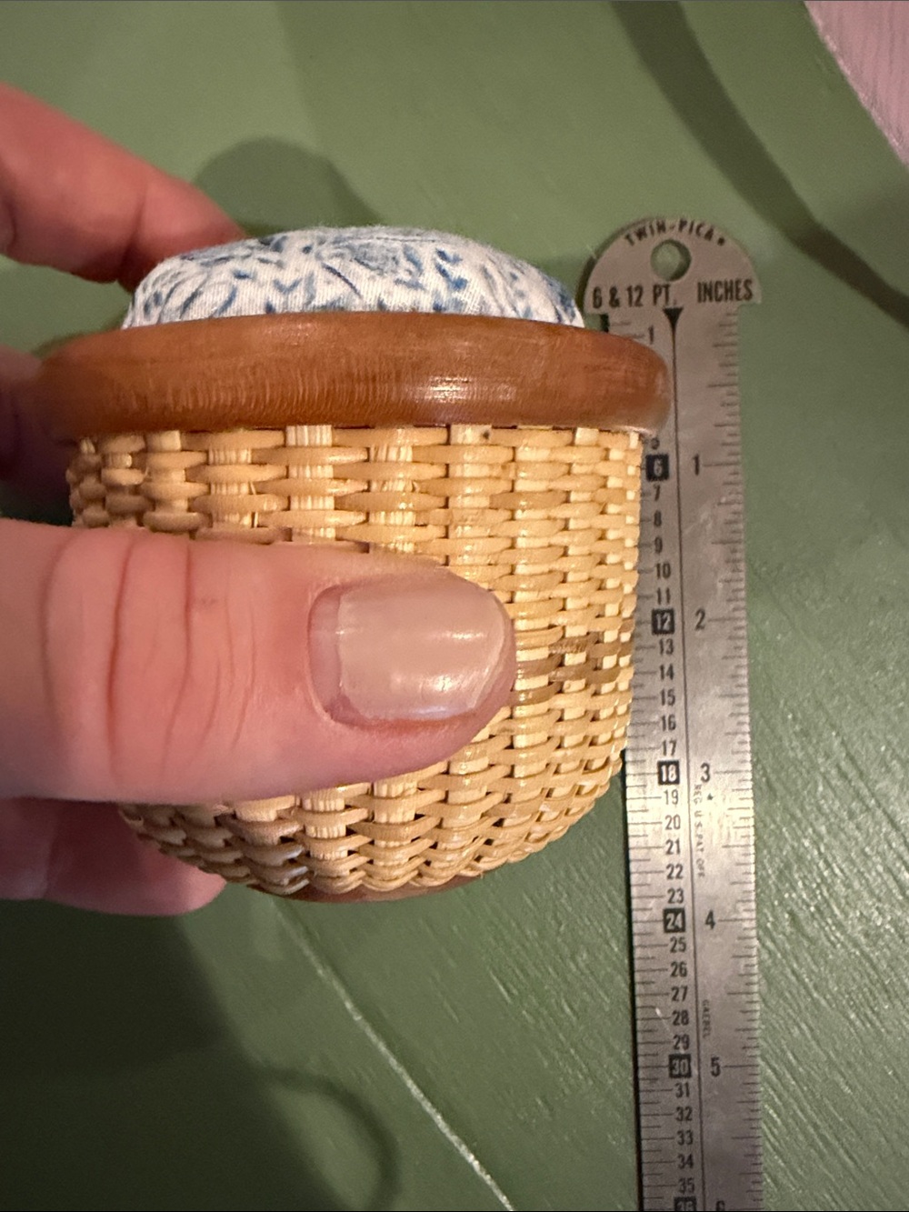 Nantucket Basket signed MR with removable pincushion - Picture 2 of 8